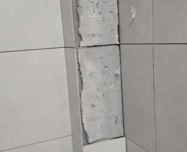 赣县瓷砖空鼓维修公司分享下瓷砖施工前基层浇水润湿程度不足，可能导致以下问题