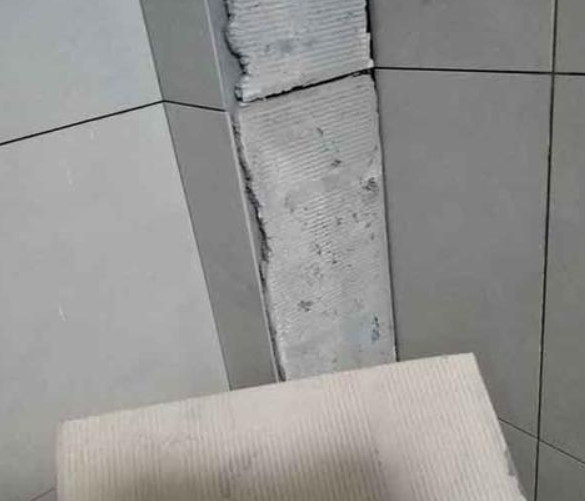 赣县瓷砖空鼓维修公司分享下厨房瓷砖脱落的补救措施。